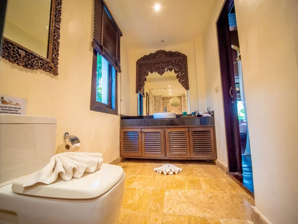 Queen Bedroom (No. 6) 01