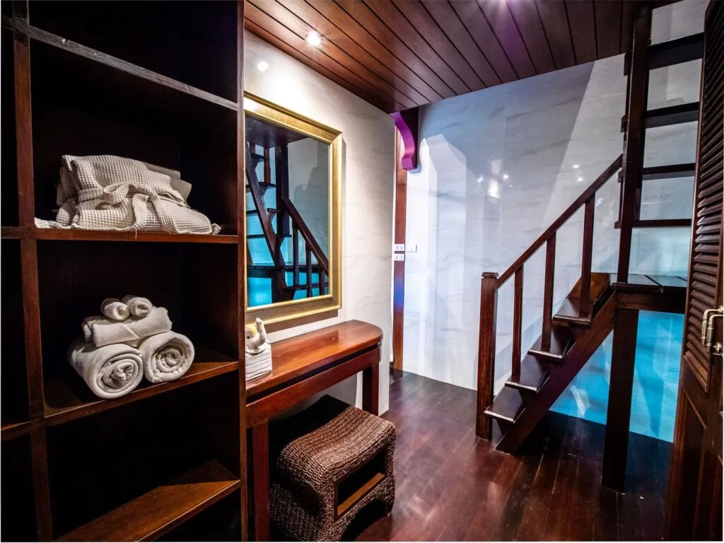 Queen Bedroom (No. 6) 02
