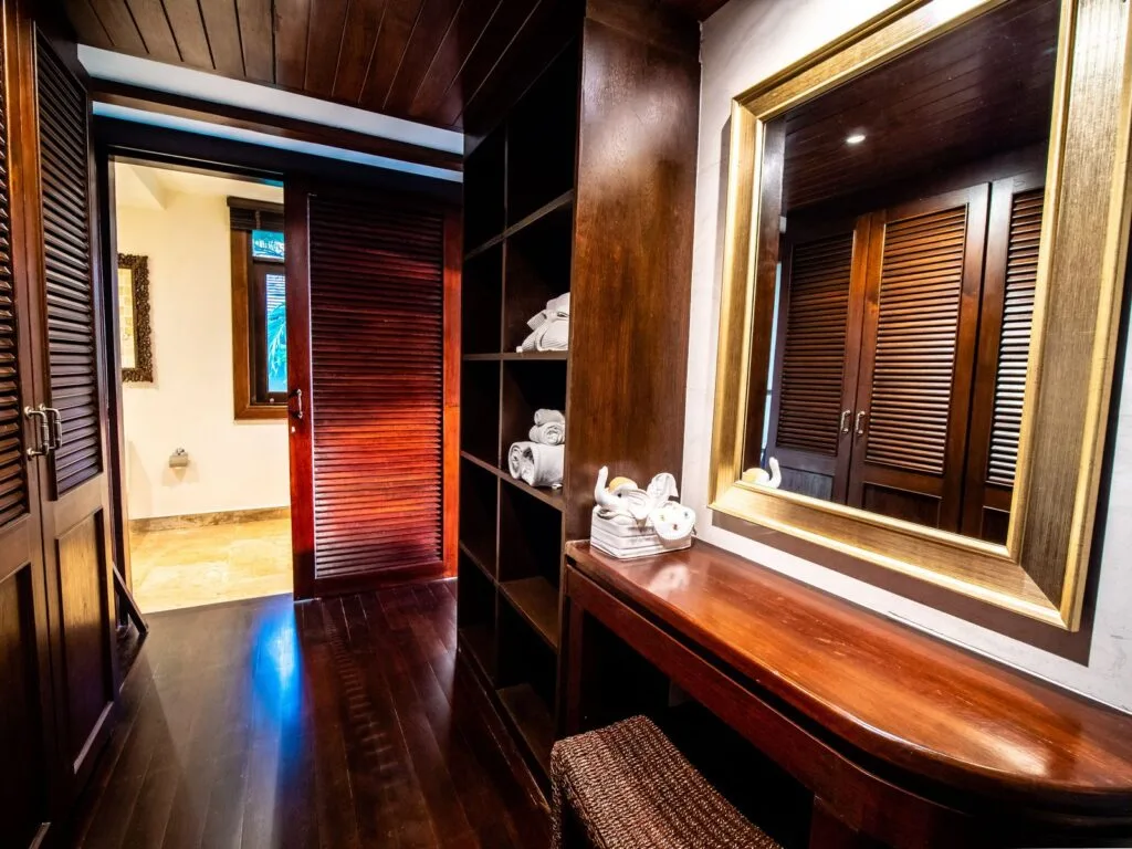 Queen Bedroom (No. 6) 03
