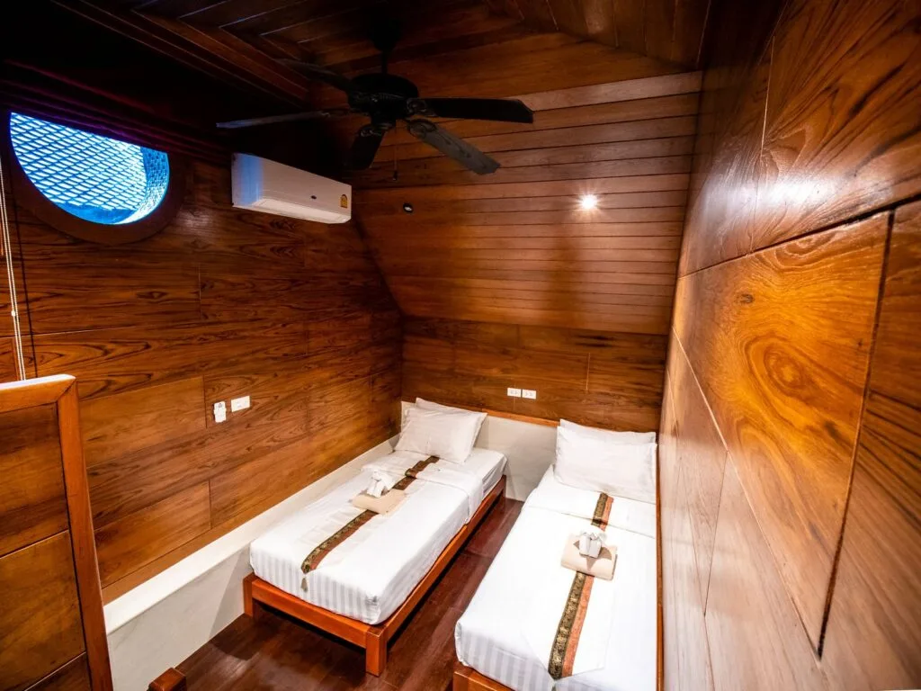 Queen Bedroom (No. 6) 05