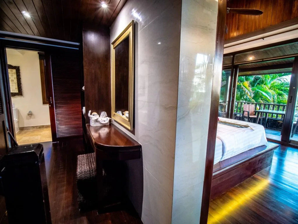Queen Bedroom (No. 6) 06