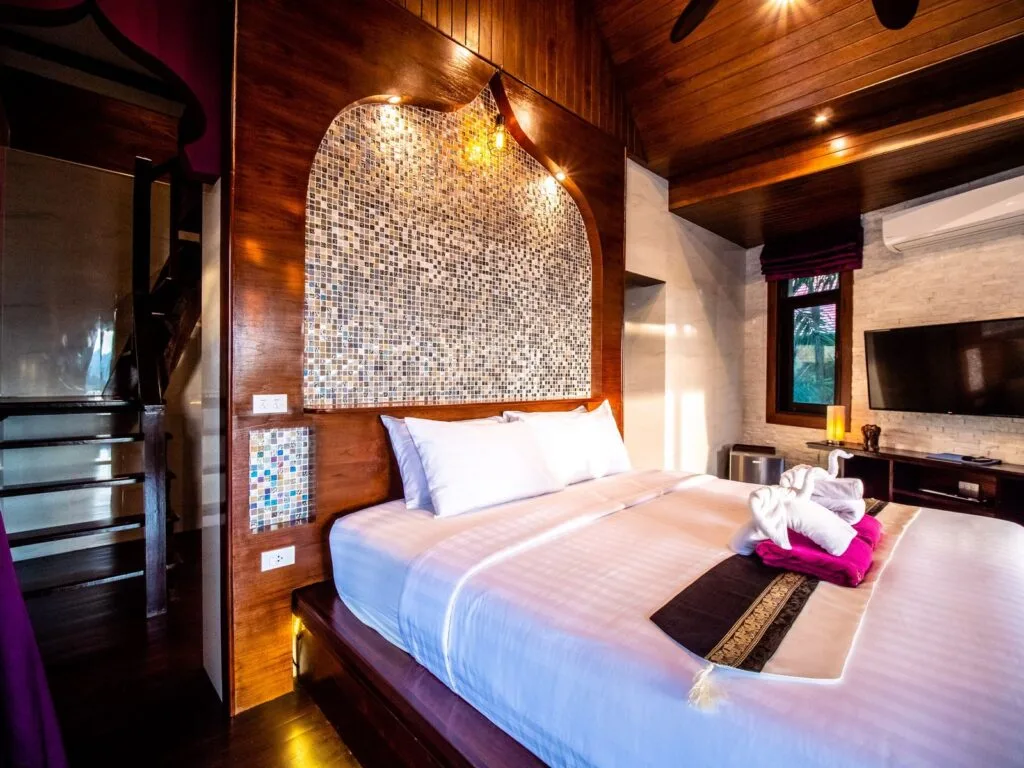 Queen Bedroom (No. 6) 08