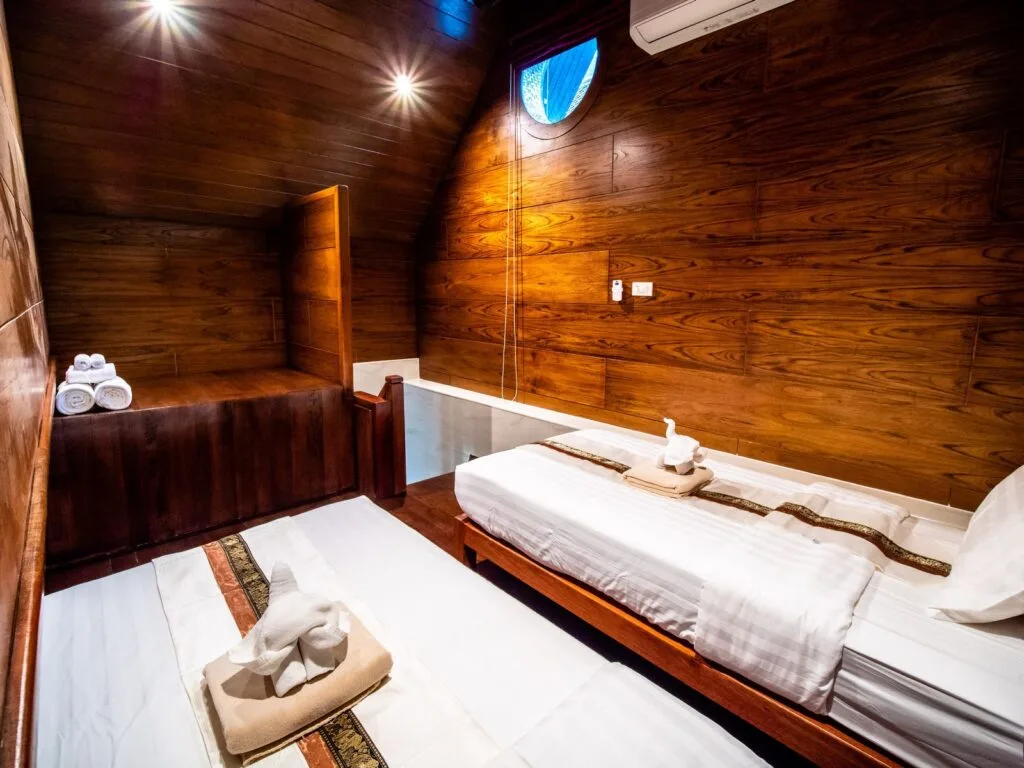 Queen Bedroom (No. 6) 09