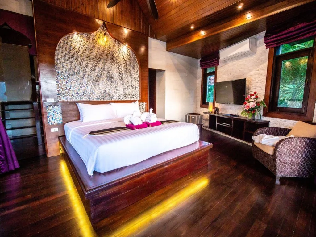 Queen Bedroom (No. 6) 11